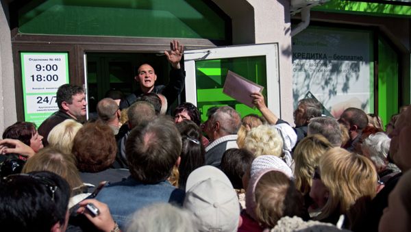 Вкладчики ПриватБанка стоят в очереди на подачу заявлений о компенсации в Симферополе