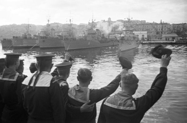 Демобилизованные моряки прощаются с кораблями. 1945