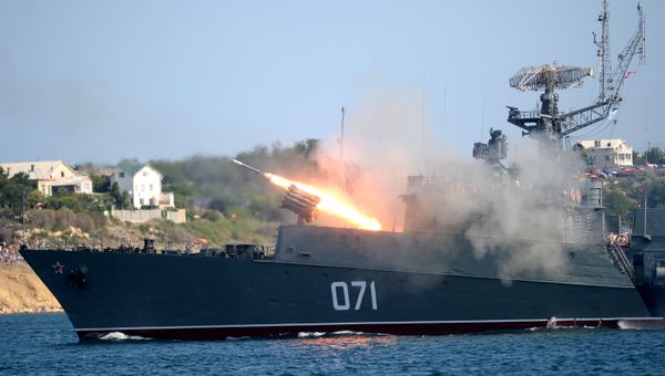 Малый противолодочный корабль МПК-118 (Суздалец) во время празднования Дня Военно-морского флота России в Севастополе.