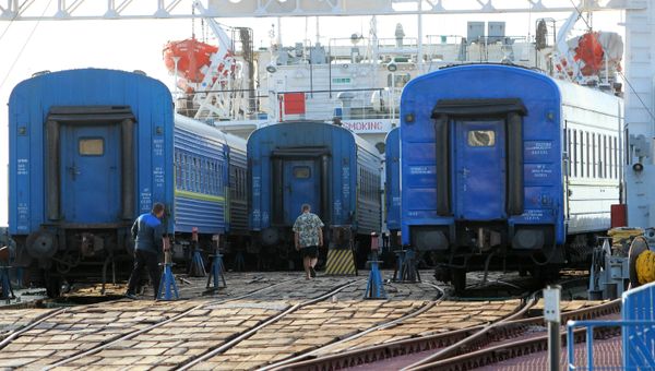 Разгрузка парома с вагонами поезда Симферополь - Москва на Керченской паромной переправе Разгрузка парома с вагонами поезда Симферополь - Москва на Керченской паромной переправе