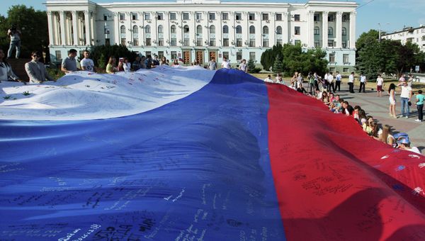 Жители Симферополя во время празднования Дня российского флага. Архивное фото