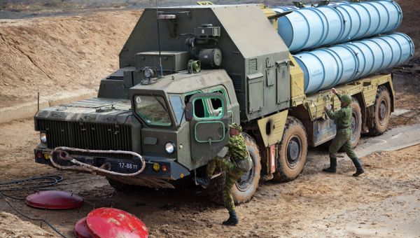 Разворачивание зенитно-ракетной системы С-300. Архивное фото