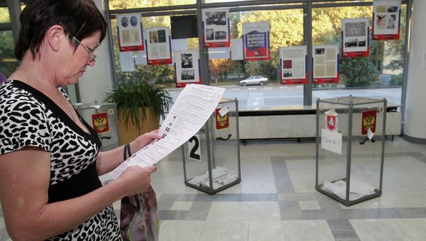 Жительница Симферополя на одном из избирательных участков города