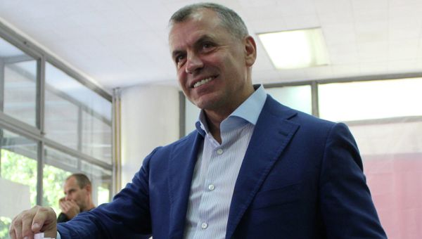 Председатель Государственного совета Крыма Владимир Константинов во время голосования