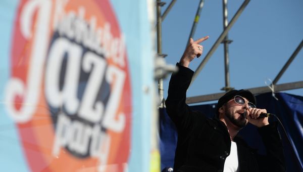 Певец Джи Вилкс выступает на Международном фестивале Koktebel Jazz Party