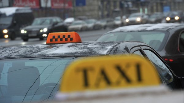 Такси у здания Павелецкого вокзала