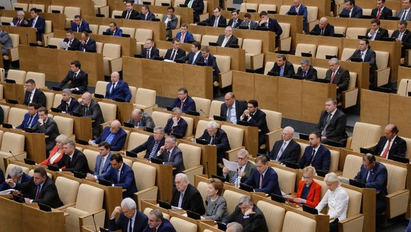 Депутаты на первом пленарном заседании Государственной Думы РФ