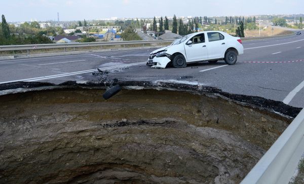 Обвал грунта на участке автотрассы в Крыму