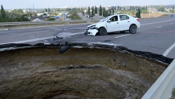 Обвал грунта на участке автотрассы в Крыму