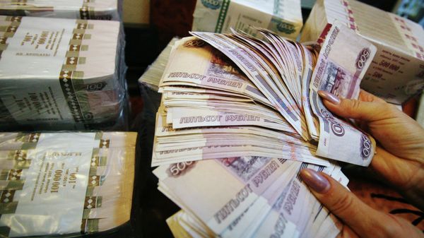 Рублевые купюры разного достоинства, архивное фото