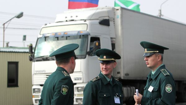 Работники таможенной службы на таможенном посту