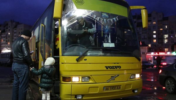 Пассажиры у автобуса на центральном автовокзале в Симферополе. Архив