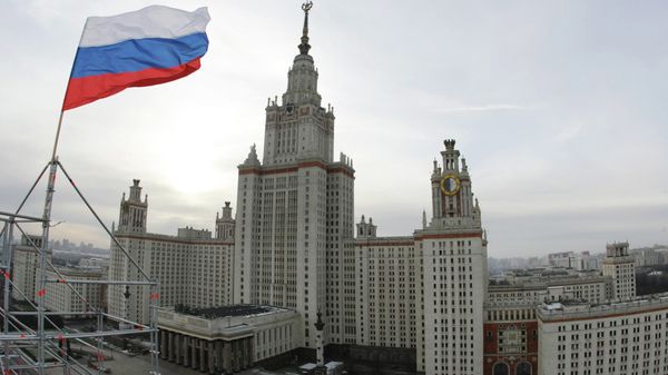 Вид на Главное здание Московского государственного университета им. М.В.Ломоносова. Архивное фото