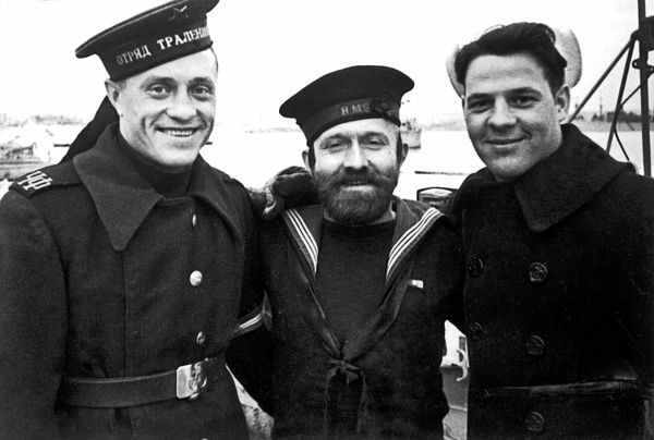 Русский, английский и американский матросы на Графской пристани в Севастополе в дни работы Ялтинской конференции. 1945 Русский, английский и американский матросы на Графской пристани в Севастополе в дни работы Ялтинской конференции. 1945