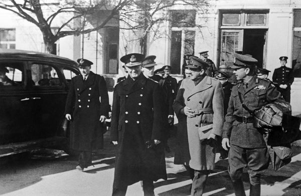 После совещания группа английских офицеров выходит из здания штаба Черноморского флота в городе Севастополе После совещания группа английских офицеров выходит из здания штаба Черноморского флота в городе Севастополе