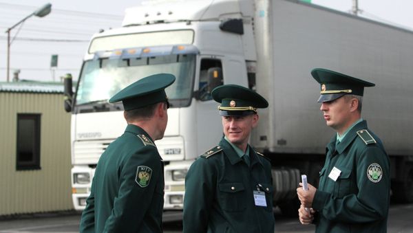 Работники таможенной службы на таможенном посту в городе Армянске Республики Крым