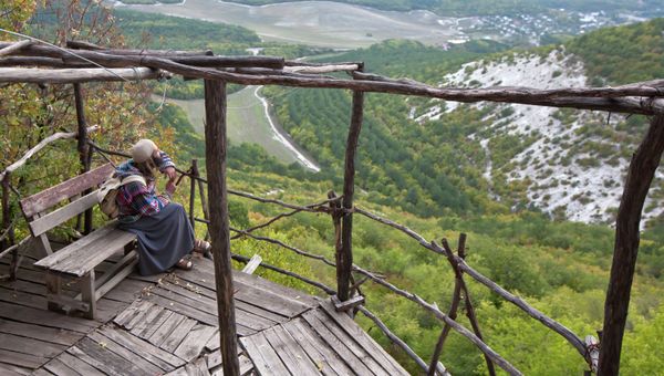 Вид на Шуйскую долину со стороны пещерного монастыря Шулдан в Крыму