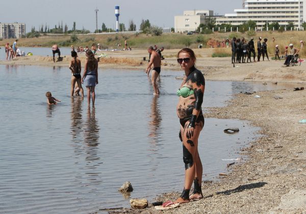 Отдыхающие на Черноморском побережье Крыма в городе Саки