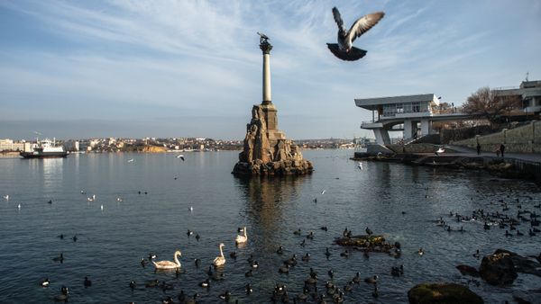Вид на памятник Затопленным кораблям в Севастополе. Крым