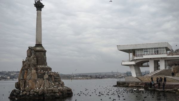 Вид на памятник Затонувшим кораблям и набережную в Севастополе. Крым