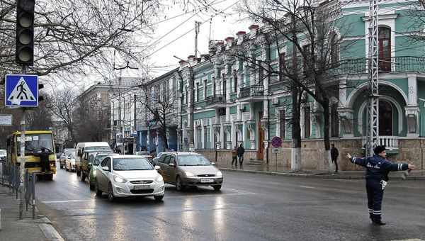 Сотрудник дорожно-постовой службы регулирует движение на одной из улиц Симферополя