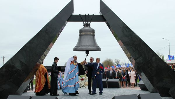 Открытие мемориала жертвам фашистской оккупации Крыма. Архивное фото Открытие мемориала жертвам фашистской оккупации Крыма. Архивное фото
