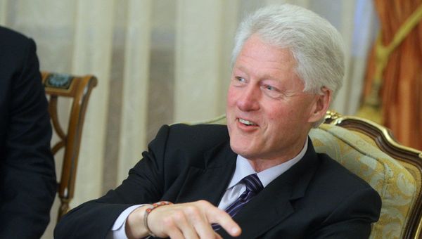 Премьер-министр РФ Владимир Путин встретился с с экс-президентом США Биллом Клинтоном в Ново-Огарево