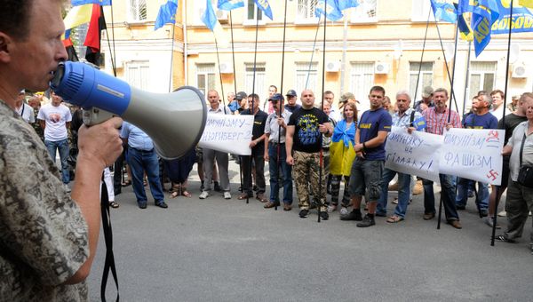 Пикет представителей партии Свобода, выступающих за запрет Компартии Украины, у здания суда Киева