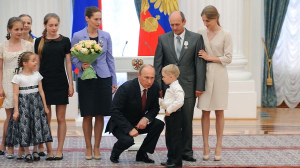 Церемония вручения В.Путиным ордена Родительская слава Церемония вручения В.Путиным ордена Родительская слава