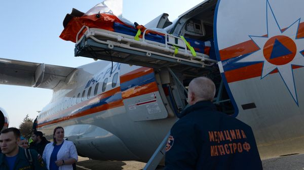 Самолет Ан-148 МЧС России осуществляет эвакуацию тяжелобольного ребенка