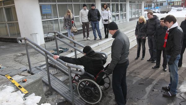 Установка первого в Московской области пандуса для инвалидов в микрорайоне Заря города Балашихи