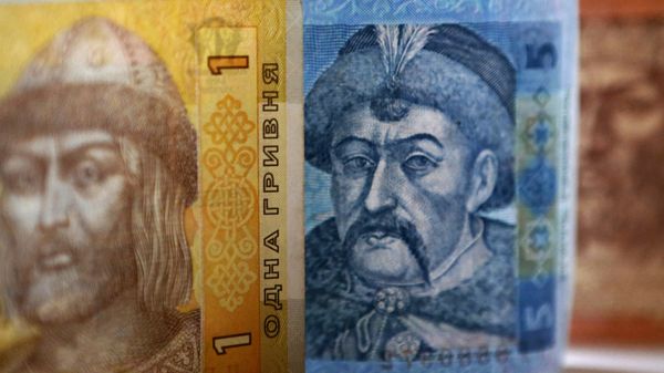 Денежные купюры и монеты США и Украины