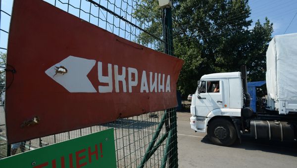 Первые КамАЗы с гуманитарной помощью из РФ прибыли к КПП на границе с Украиной
