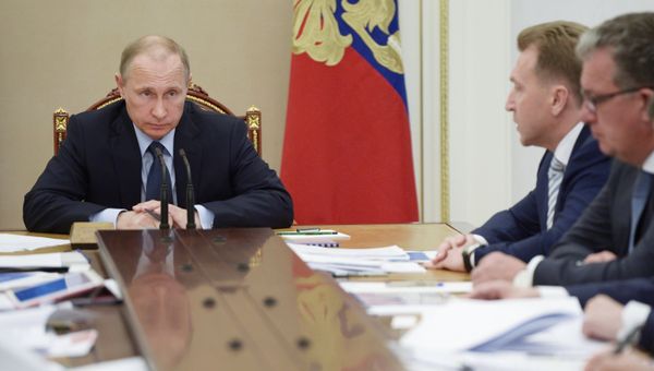Президент РФ В.Путин провел совещание с членами правительства РФ
