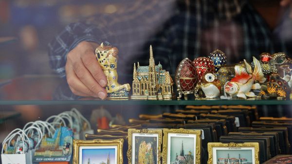 Полка с сувенирами