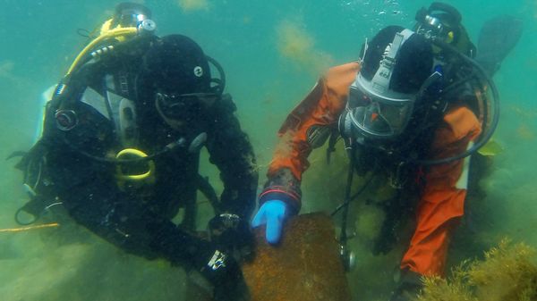 Водолазы обследуют акваторию Черного моря к началу пляжного сезона. АРХИВ