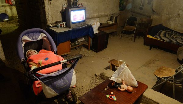 Жители Петровского района Донецка в бомбоубежище Жители Петровского района Донецка в бомбоубежище