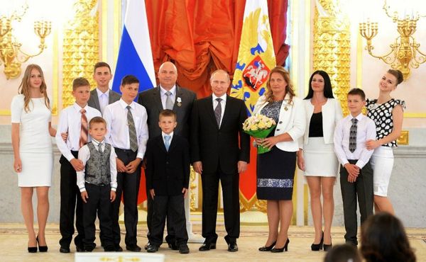 Многодетные семьи в Кремле на вручении наград. Среди них - семья Клименко из Севастополя