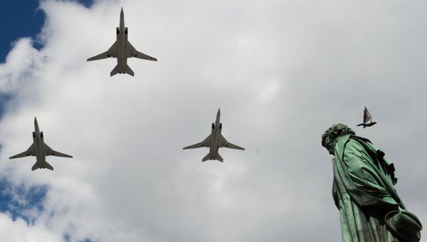 Репетиция воздушной части военного парада в Москве в ознаменование 70-летия Победы в Великой Отечественной войне 1941-1945 годов Репетиция воздушной части военного парада в Москве в ознаменование 70-летия Победы в Великой Отечественной войне 1941-1945 годов