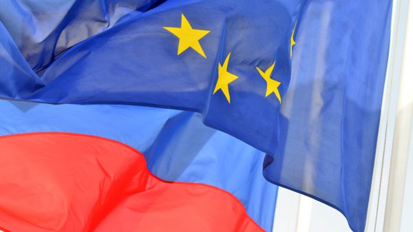 Флаги России, ЕС, Франции и герб Ниццы на набережной Ниццы
