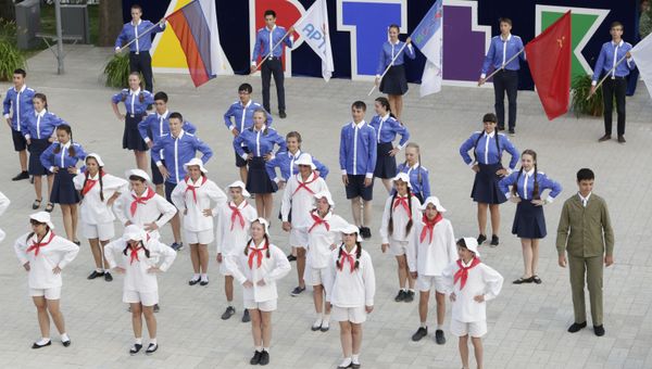 Встреча поколений в Международном детском центре Артек в Крыму