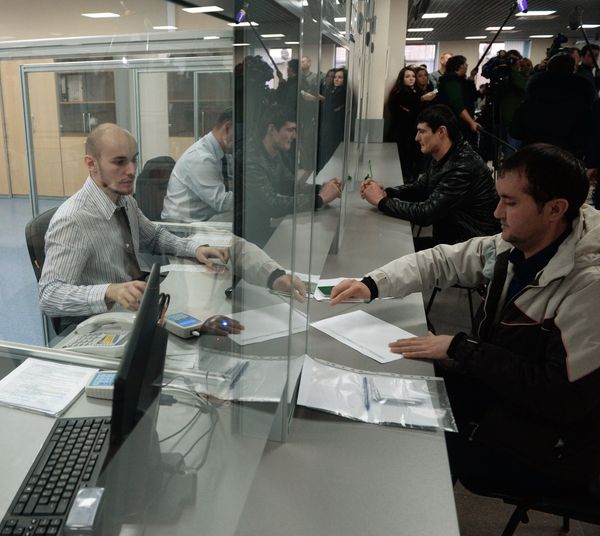 Выдача первых патентов в Едином миграционном центре Московской области Выдача первых патентов в Едином миграционном центре Московской области