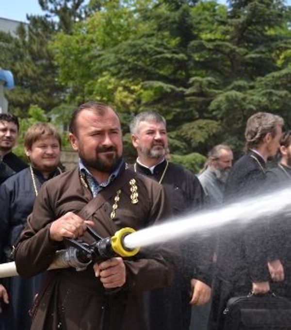 Священнослужители Крыма обучаются самостоятельно тушить пожары Священнослужители Крыма обучаются самостоятельно тушить пожары