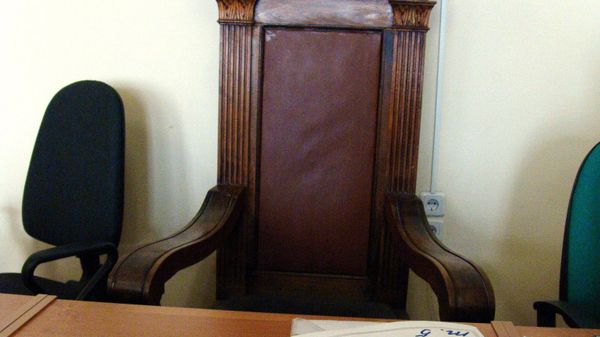 ЗАЛ СУДЕБНЫХ ЗАСЕДАНИЙ КРЕСЛО СУДЬИ