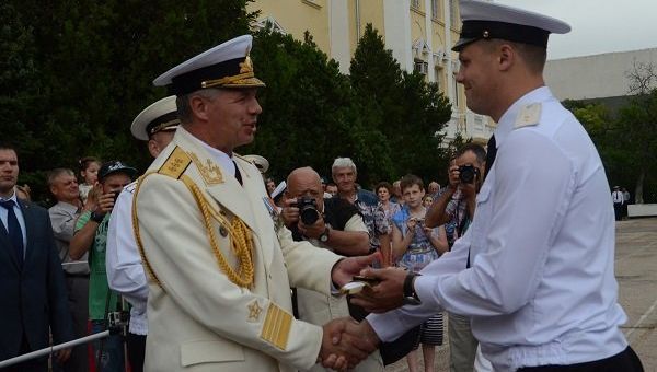 В Черноморском высшем военно-морском училище имени адмирала  П. С. Нахимова (ЧВВМУ) состоялся выпуск офицеров и мичманов для Военно-Морского Флота (ВМФ) России.