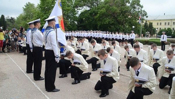 В Черноморском высшем военно-морском училище имени адмирала  П. С. Нахимова (ЧВВМУ) состоялся выпуск офицеров и мичманов для Военно-Морского Флота (ВМФ) России.