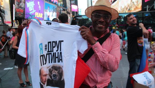 Футболки с Путиным раздавали в Нью-Йорке