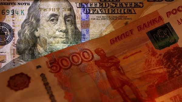 Денежные купюры США и России