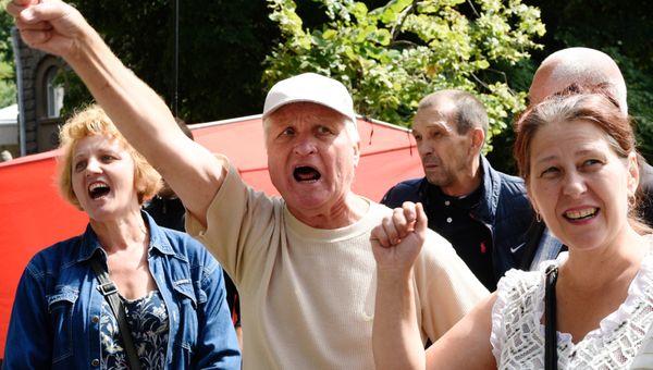 Сторонники Правого сектора во время бессрочной акции протеста у здания администрации президента Украины.