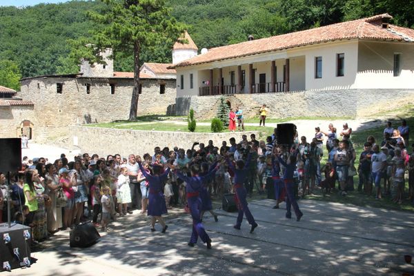 Вардавар В Крыму. Монастырь Сурб-Хач Вардавар В Крыму. Монастырь Сурб-Хач